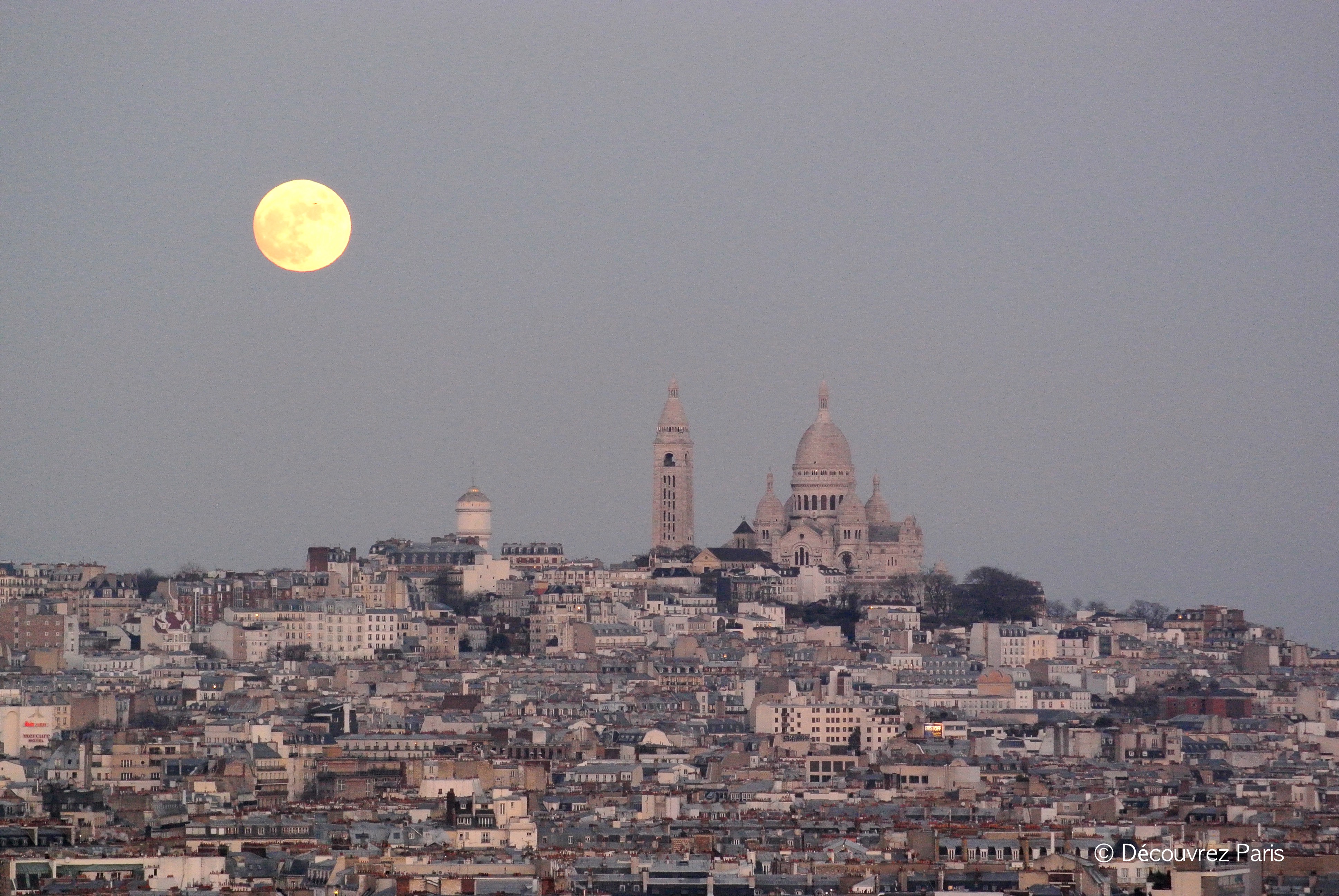 Butte Montmartre Paris depuis Arc de triomphe